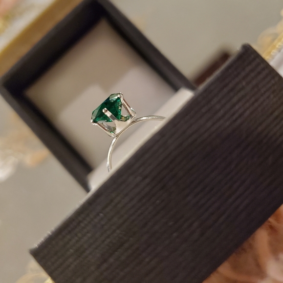 1.2 Carat AAA zirconia emerald birthstone ring - Picture 2 of 4